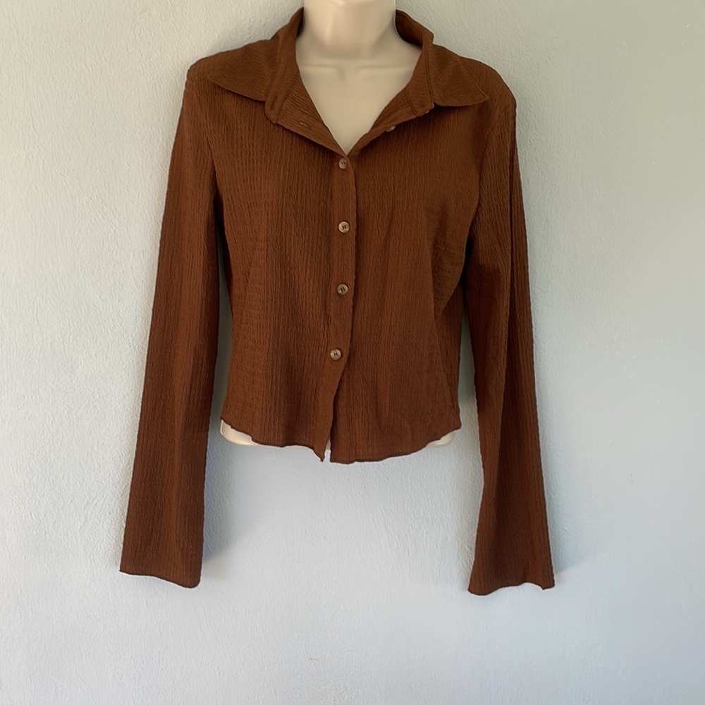 Cider brown stretchy textured cropped bell sleeve button down blouse size large - Picture 4 of 10